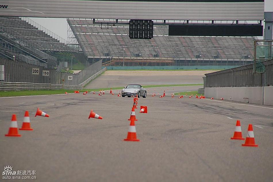 保时捷Boxster绕桩