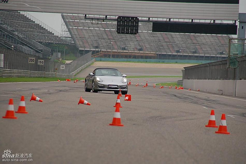 保时捷Boxster绕桩