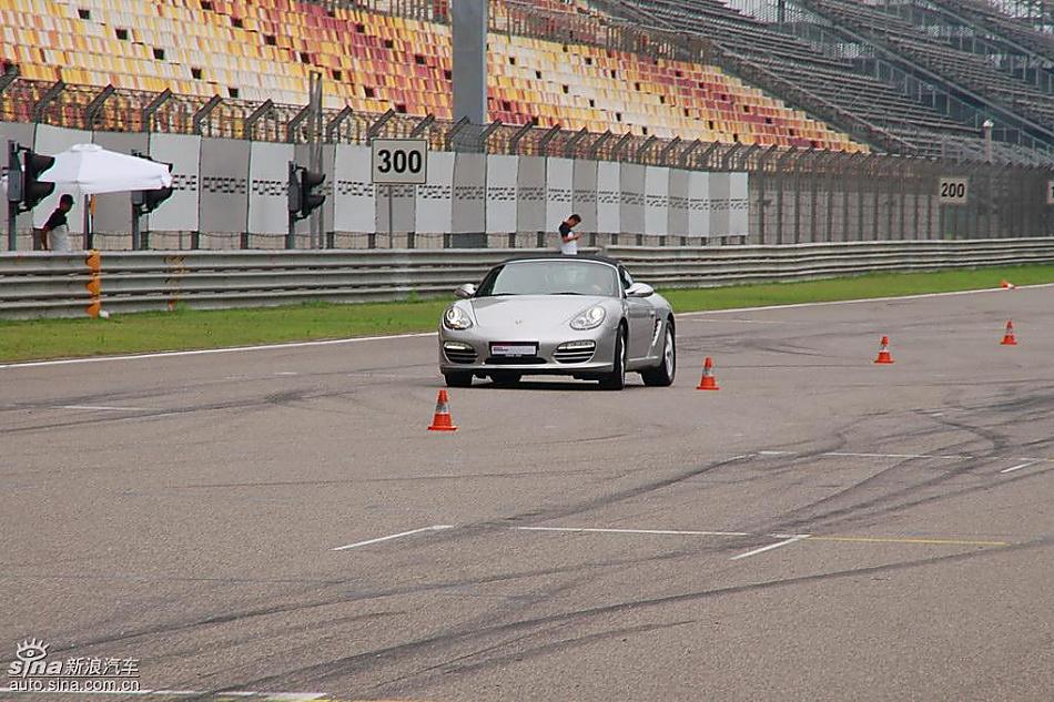 保时捷Boxster绕桩