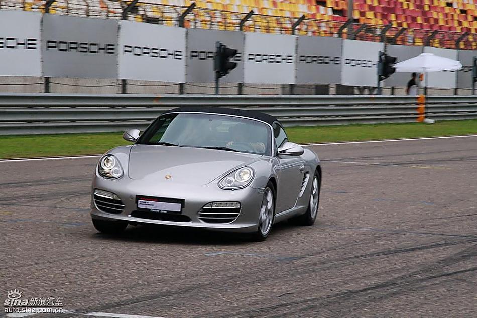 保时捷Boxster绕桩