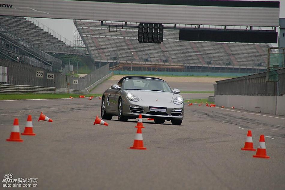 保时捷Boxster绕桩