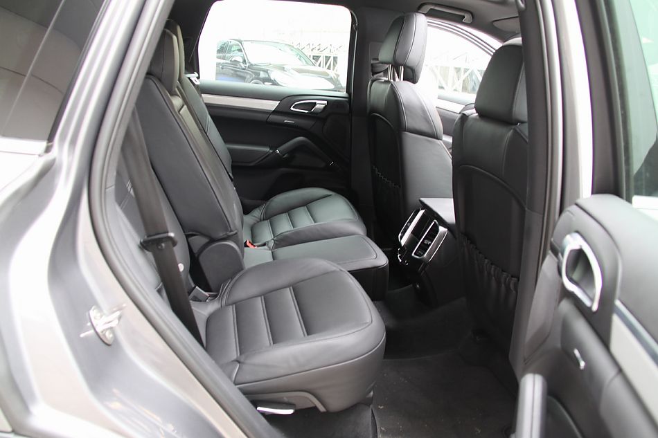 2011款卡宴S内饰