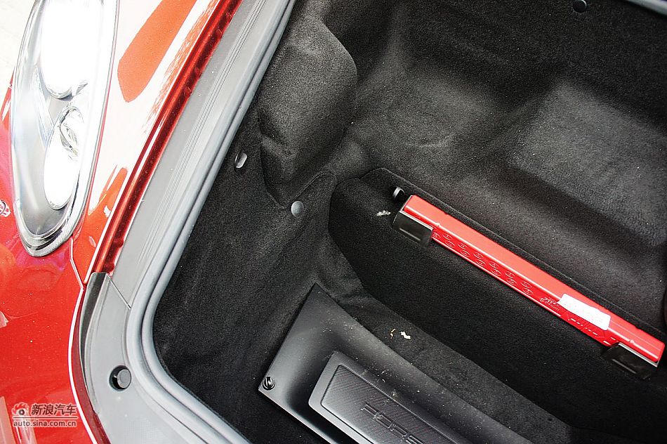 2011款CaymanS后备箱图片