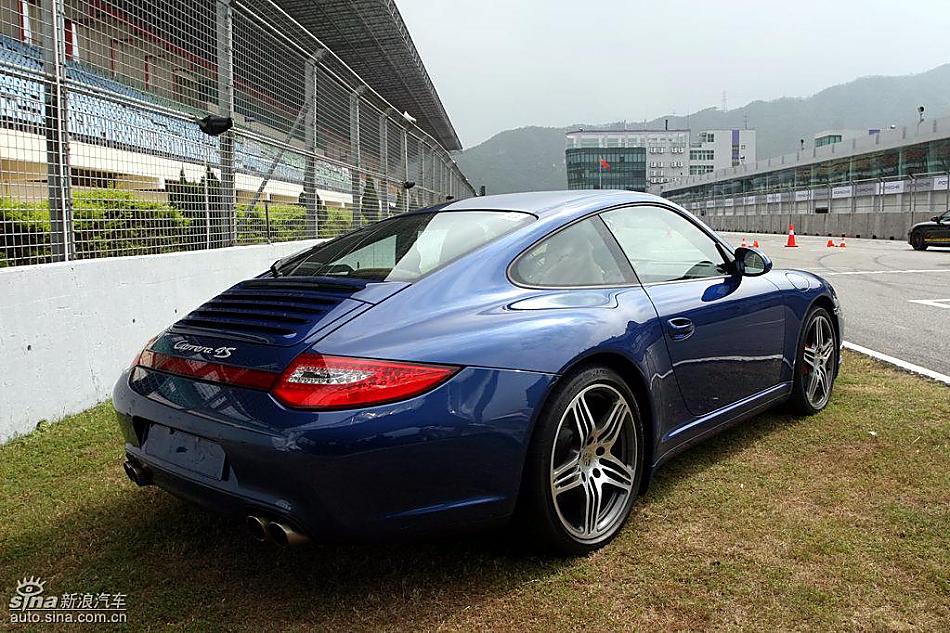 新款保时捷911 Carrera 4S