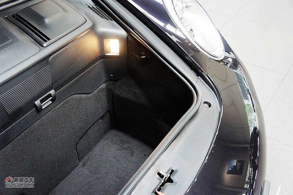 2011款保时捷911 Targa 4S后备箱空间图片