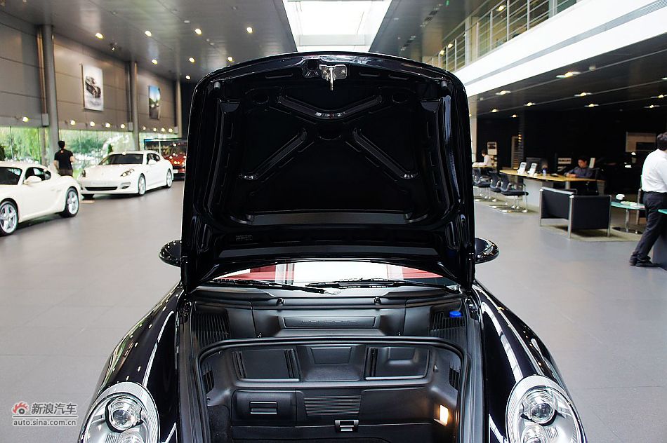 2011款保时捷911 Targa 4S后备箱空间图片