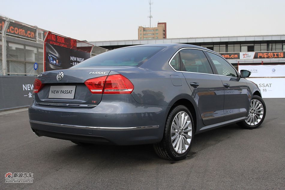 新浪汽车体验试驾全新帕萨特