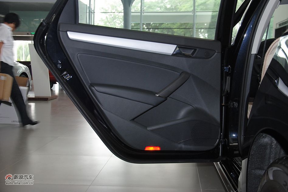 2011款帕萨特1.8TSI自动尊荣版