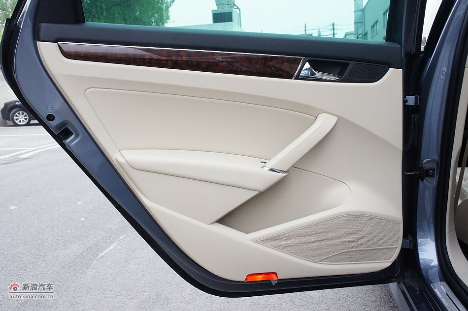 2011款帕萨特内饰