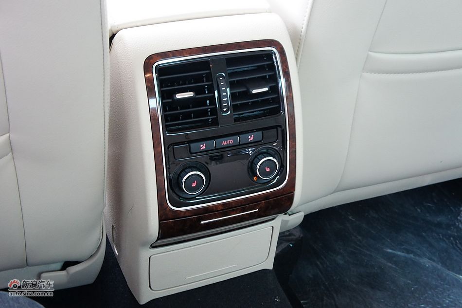 2011款帕萨特内饰