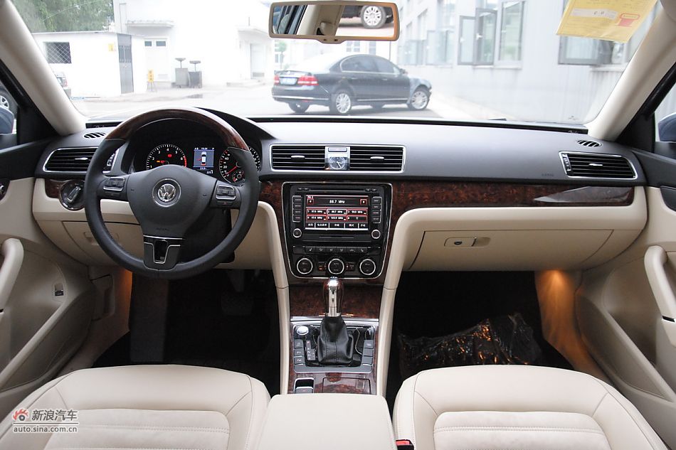 2011款帕萨特内饰