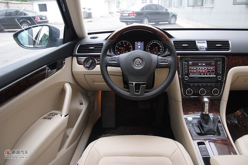2011款帕萨特内饰
