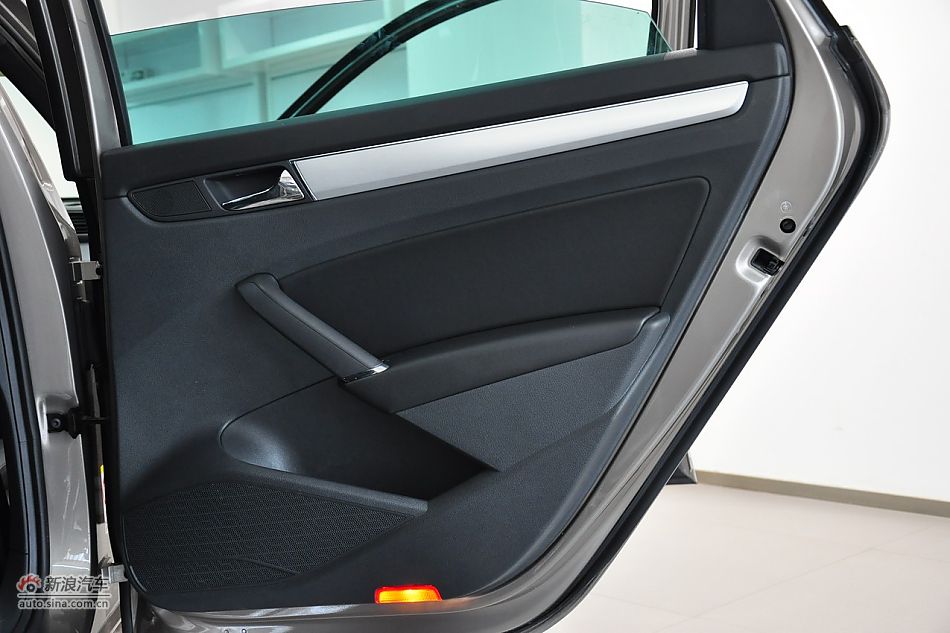 2011款帕萨特内饰