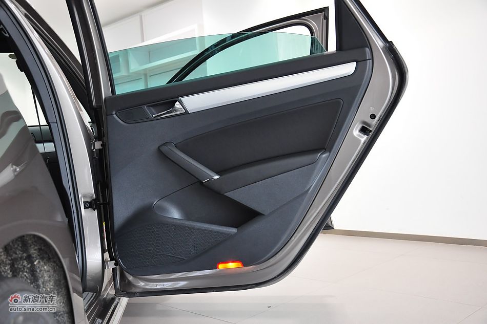 2011款帕萨特内饰