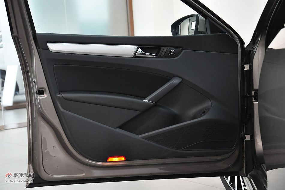 2011款帕萨特内饰