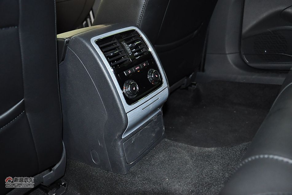 2011款帕萨特内饰