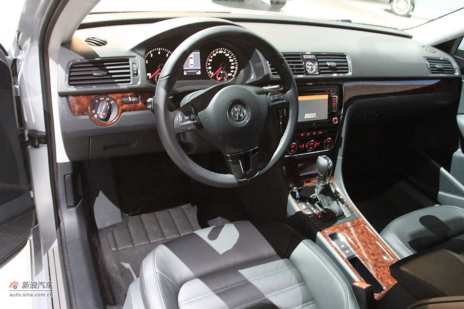 新浪汽车体验试驾全新帕萨特