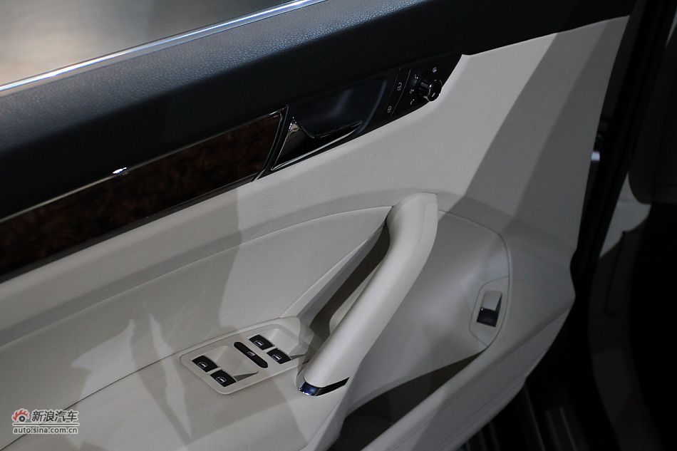 新浪汽车体验试驾全新帕萨特