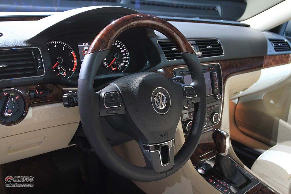 新浪汽车体验试驾全新帕萨特