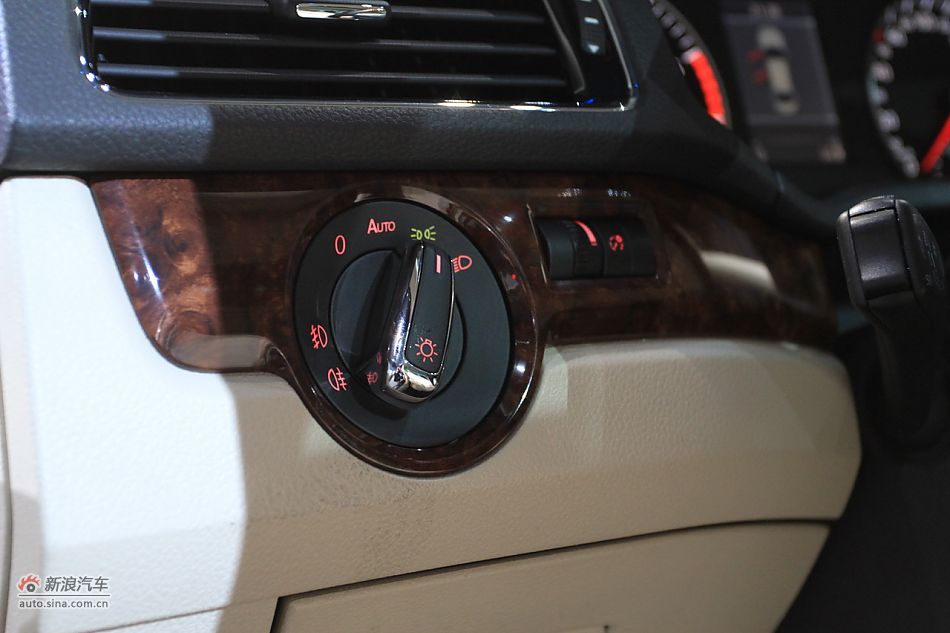 新浪汽车体验试驾全新帕萨特