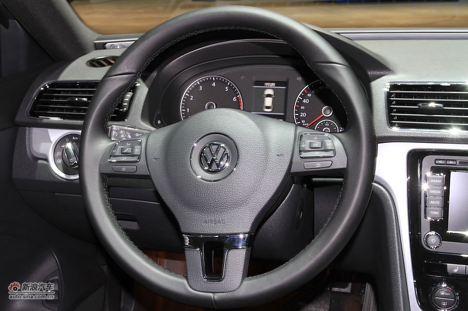 新浪汽车体验试驾全新帕萨特