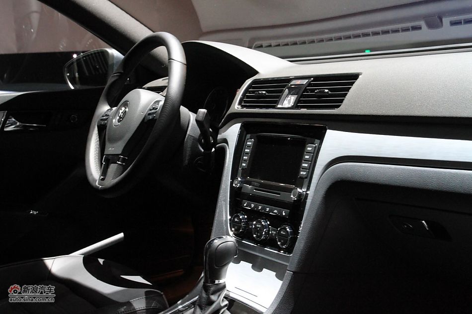 新浪汽车体验试驾全新帕萨特