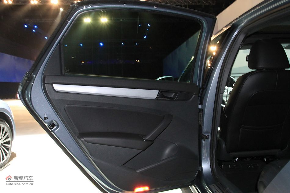 新浪汽车体验试驾全新帕萨特