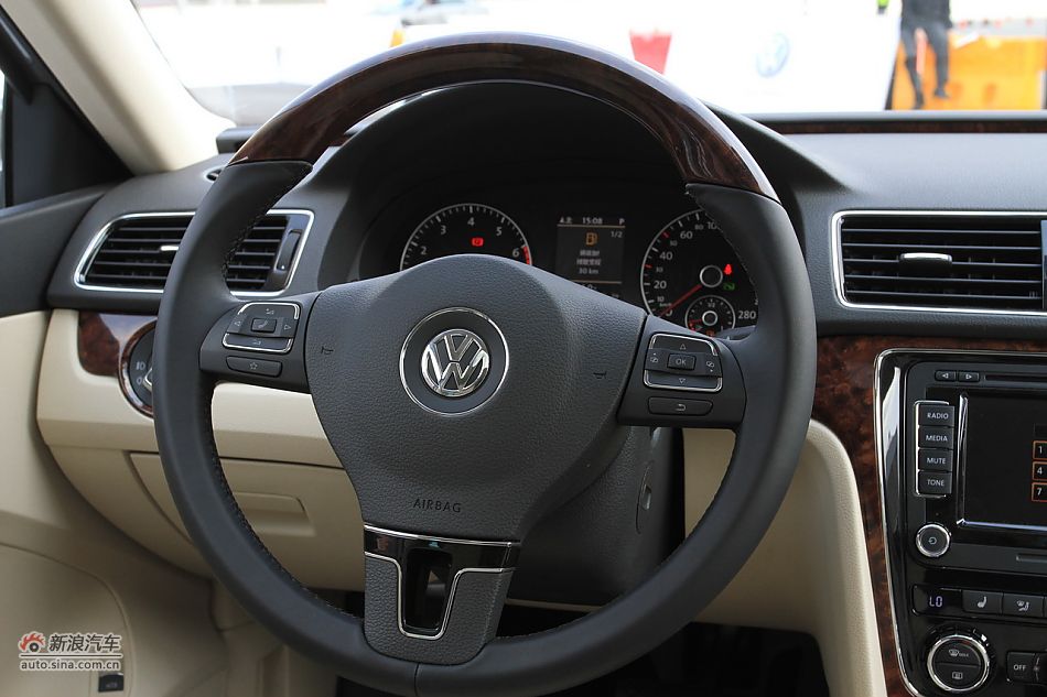 新浪汽车体验试驾全新帕萨特