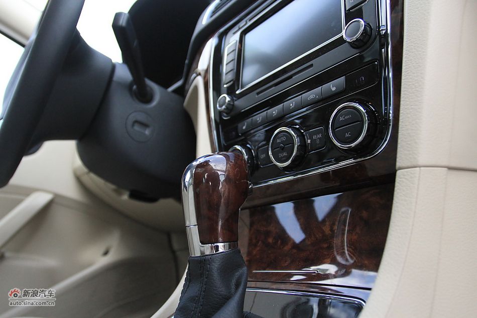 新浪汽车体验试驾全新帕萨特