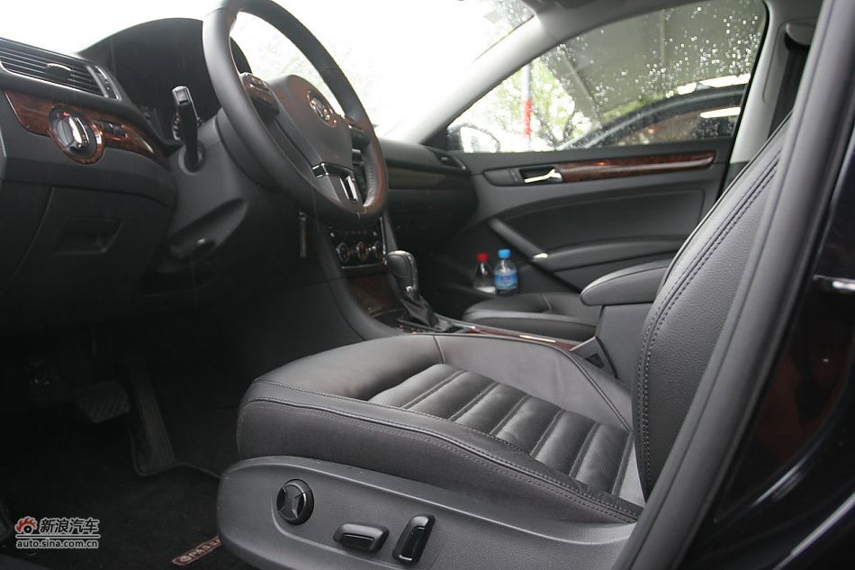 2011款帕萨特2.0T御尊版座椅空间