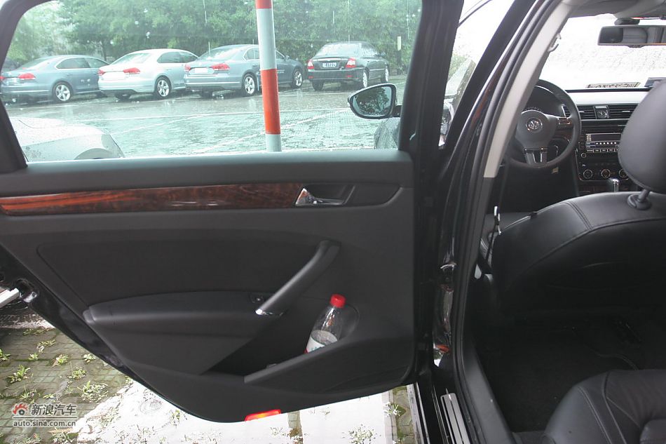 2011款帕萨特2.0T御尊版座椅空间