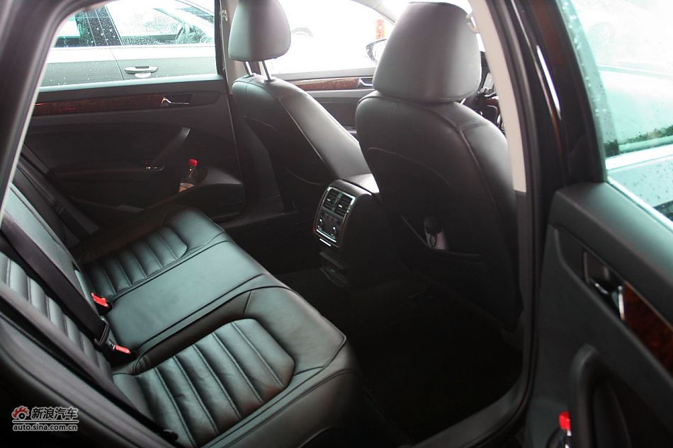 2011款帕萨特2.0T御尊版座椅空间