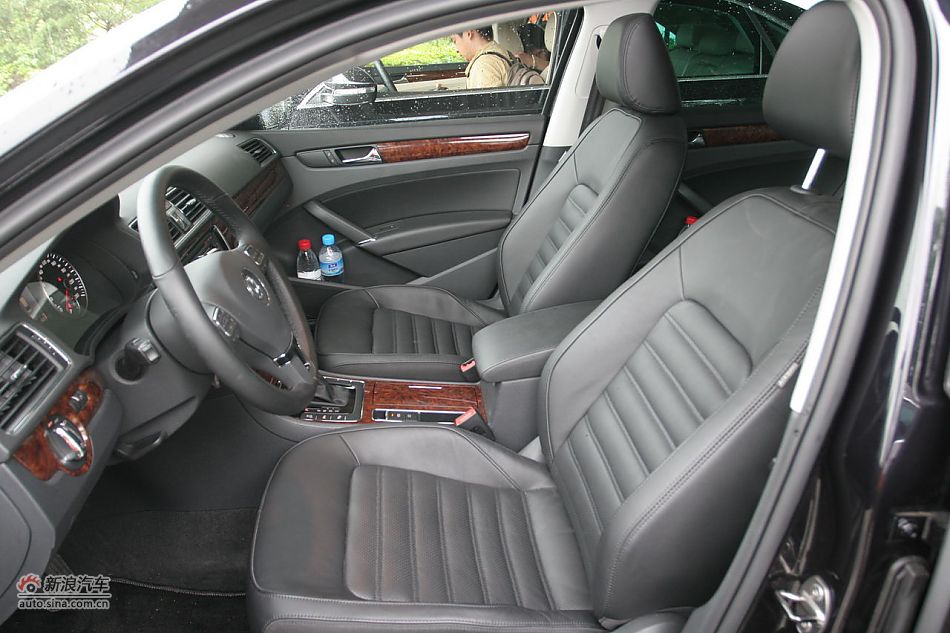 2011款帕萨特2.0T御尊版座椅空间