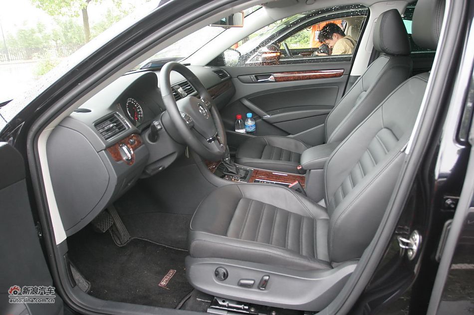 2011款帕萨特2.0T御尊版座椅空间