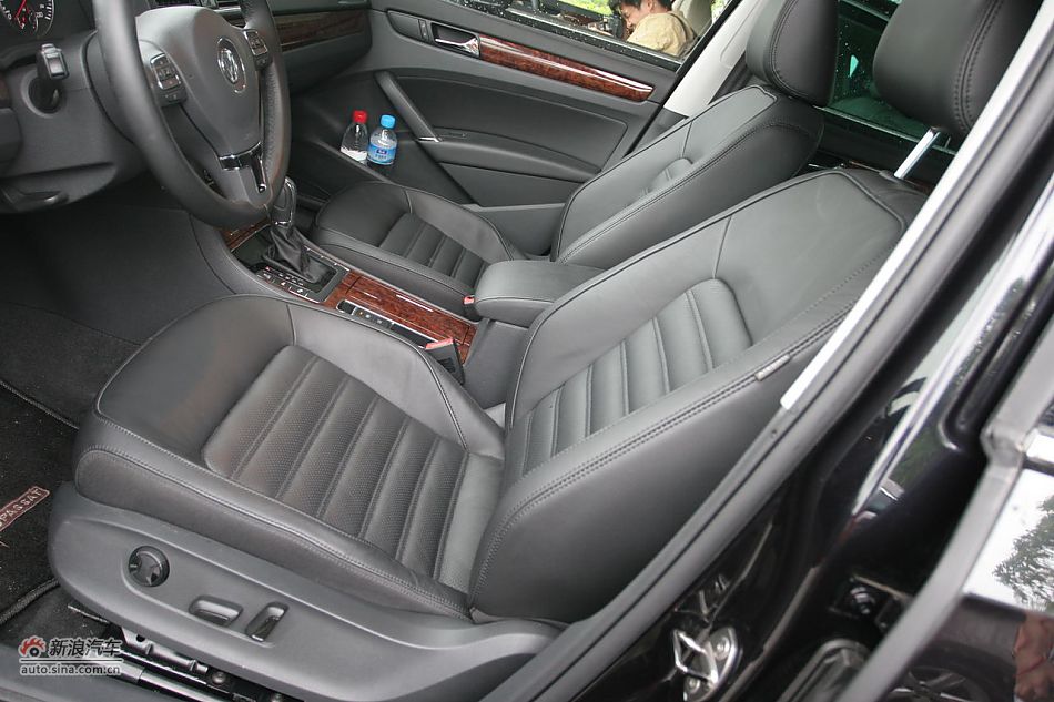 2011款帕萨特2.0T御尊版座椅空间