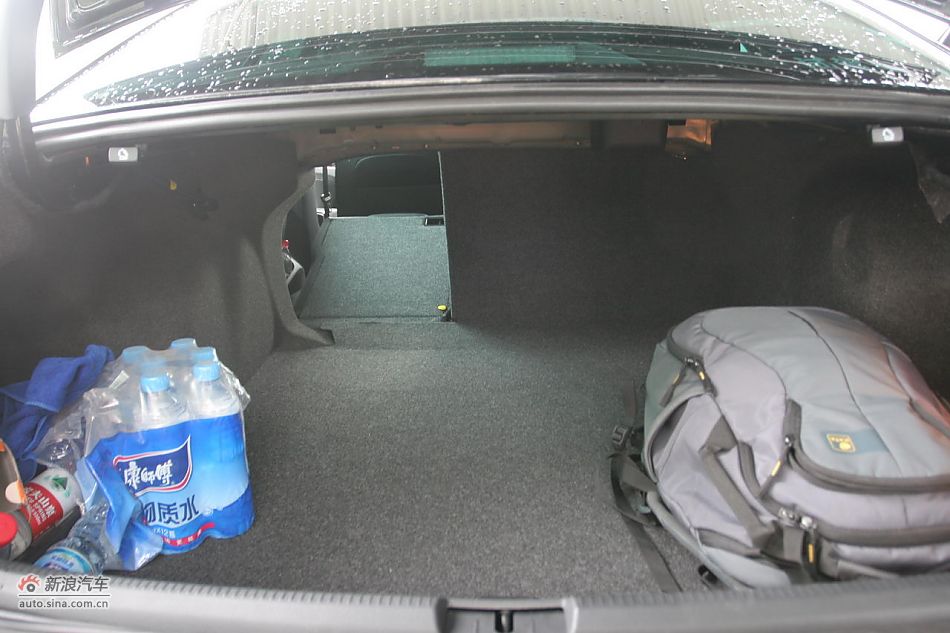 2011款帕萨特2.0T御尊版座椅空间