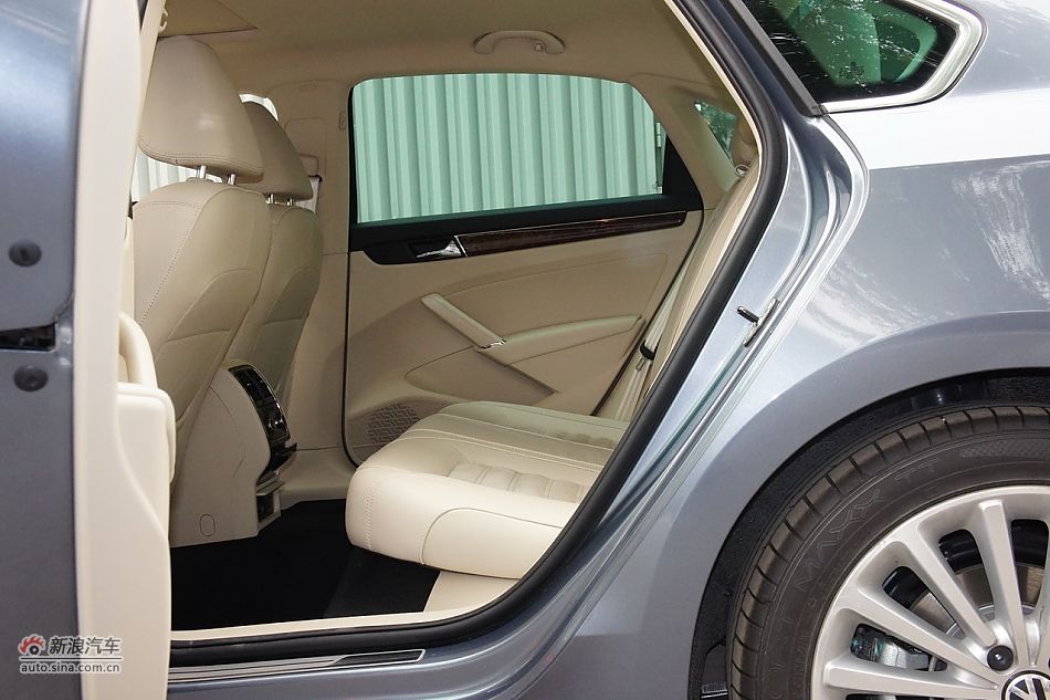 2011款帕萨特座椅空间