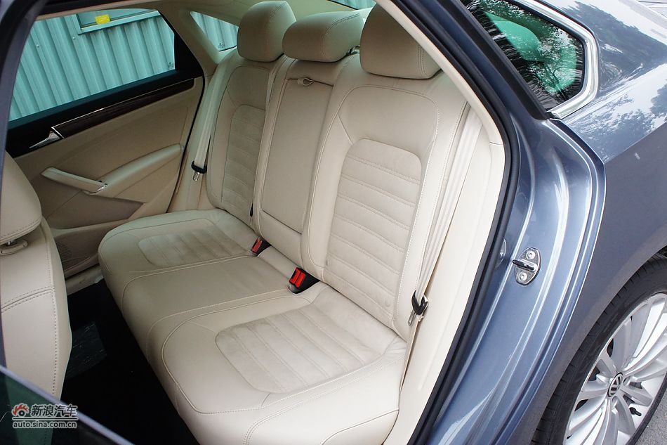 2011款帕萨特座椅空间