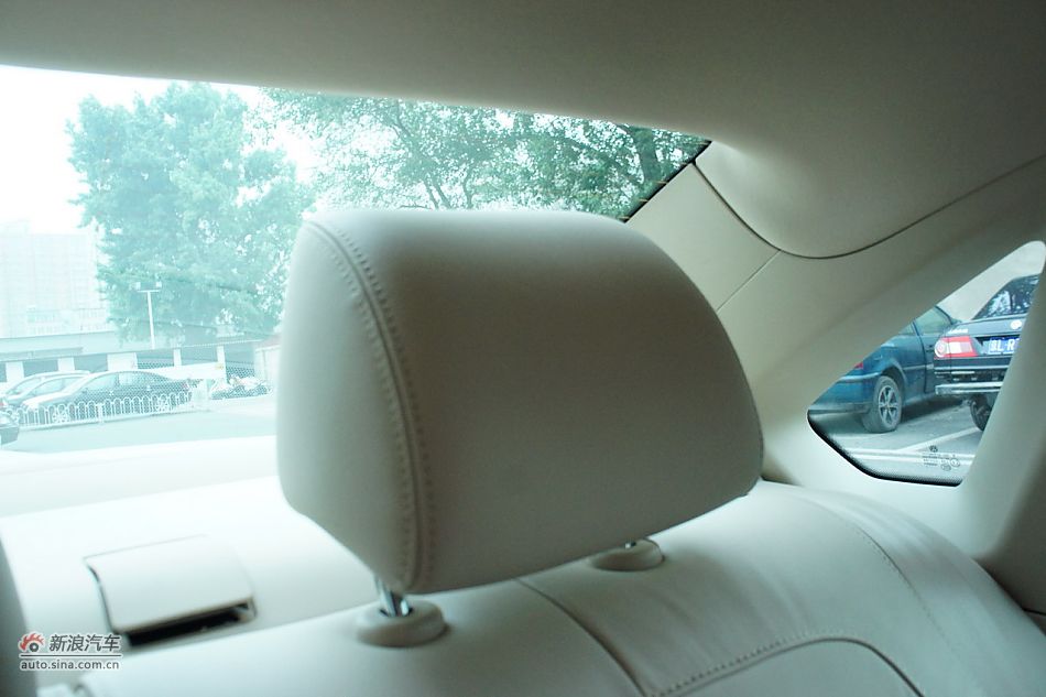 2011款帕萨特座椅空间