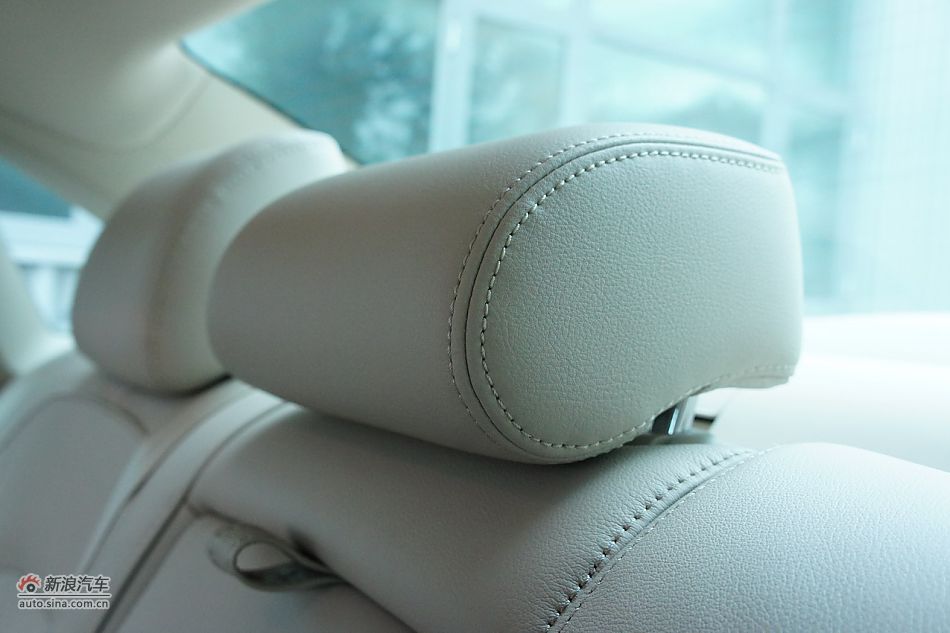 2011款帕萨特座椅空间