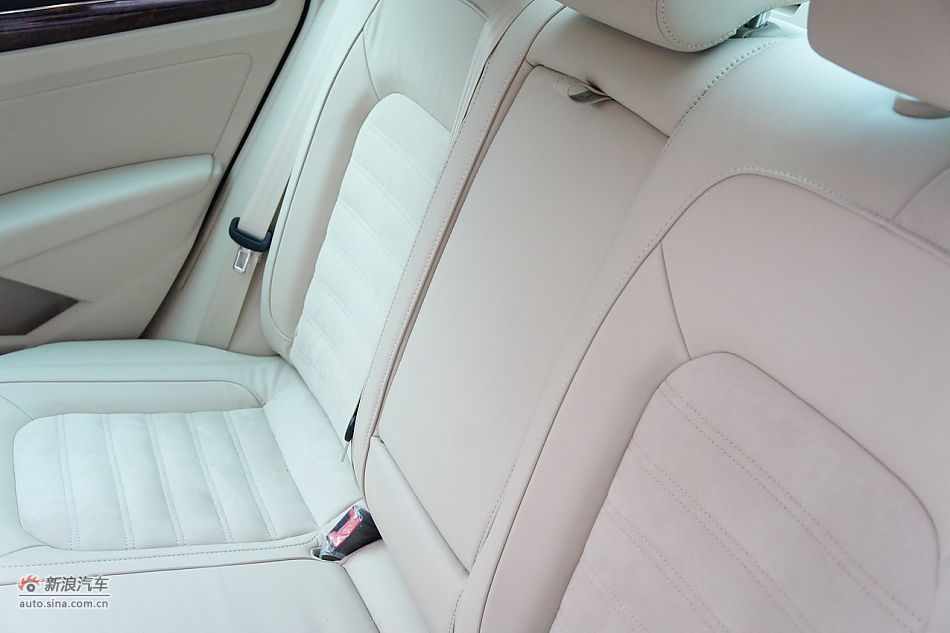 2011款帕萨特座椅空间