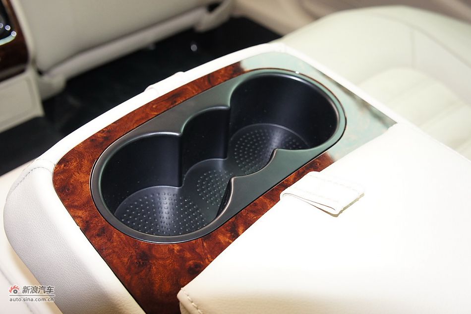 2011款帕萨特座椅空间