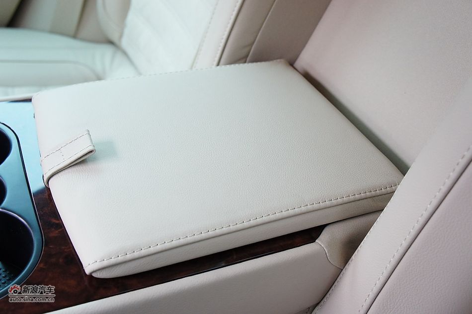 2011款帕萨特座椅空间