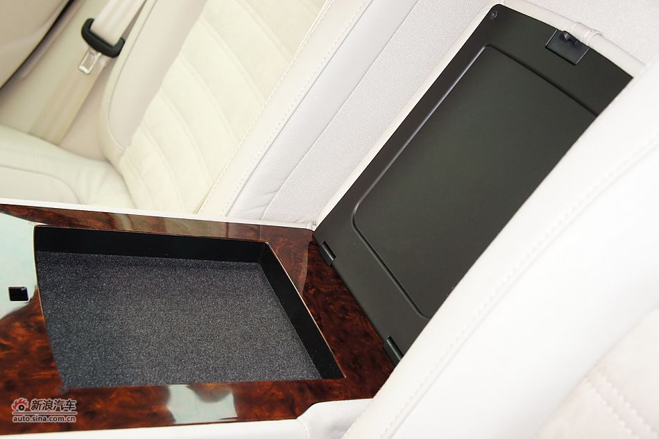 2011款帕萨特座椅空间