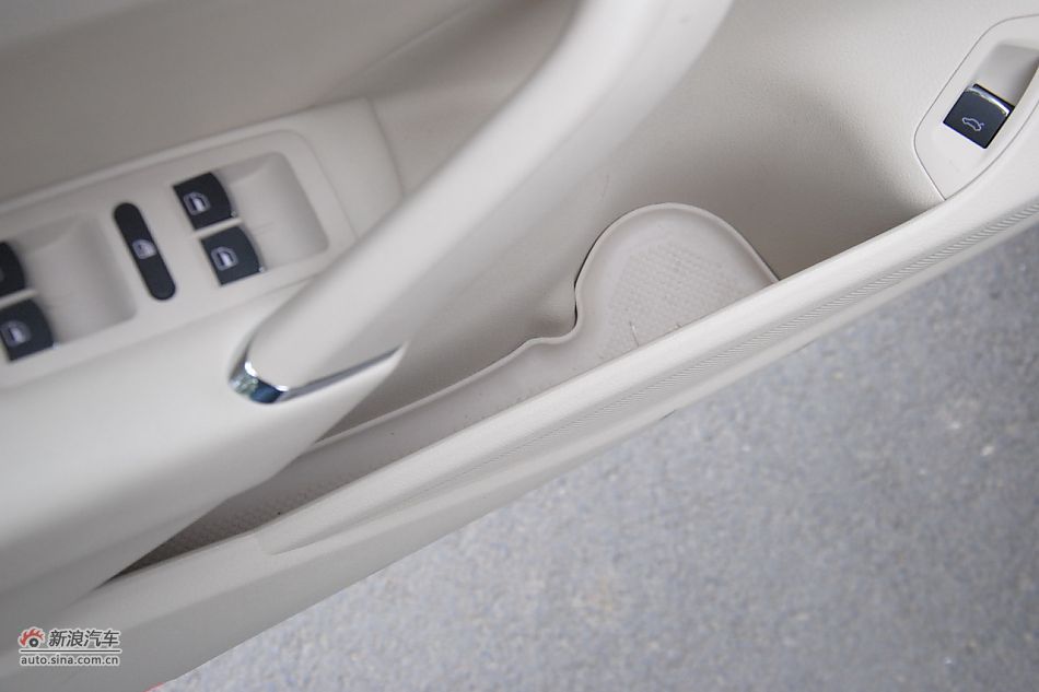 2011款帕萨特座椅空间