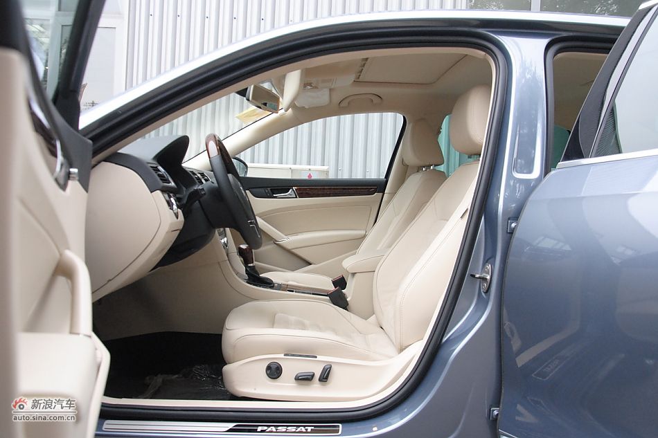 2011款帕萨特座椅空间