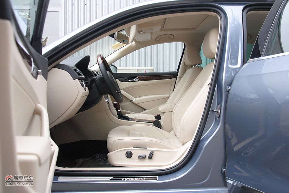2011款帕萨特座椅空间