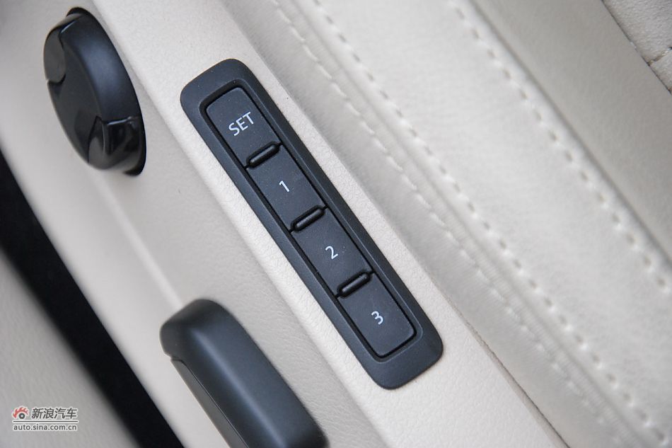 2011款帕萨特座椅空间