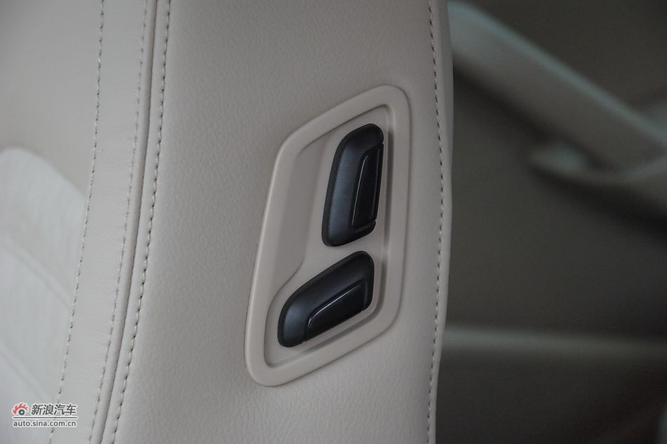 2011款帕萨特座椅空间