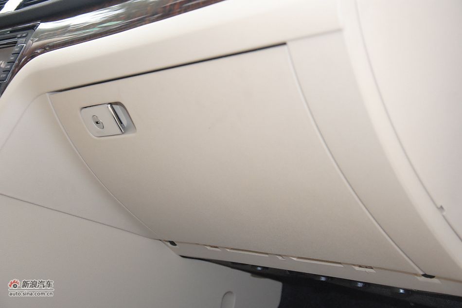 2011款帕萨特座椅空间